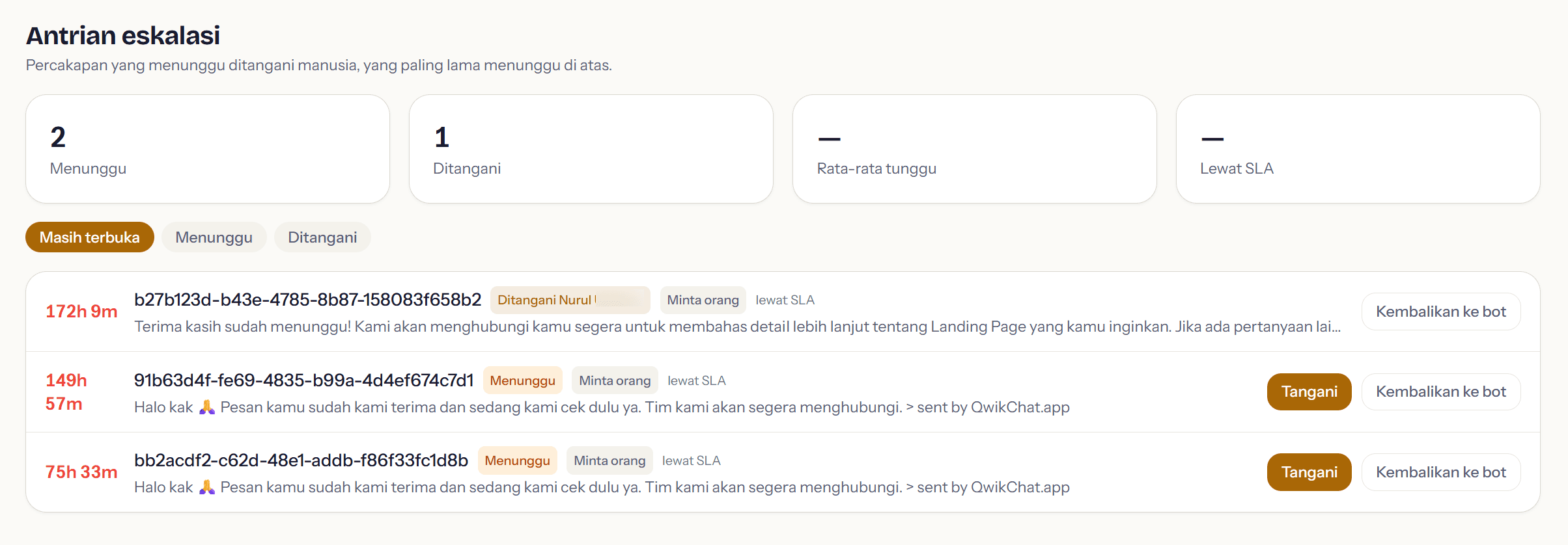 Antrian eskalasi: tiga percakapan menunggu, masing-masing berlabel Minta orang, dengan lama menunggu di kiri