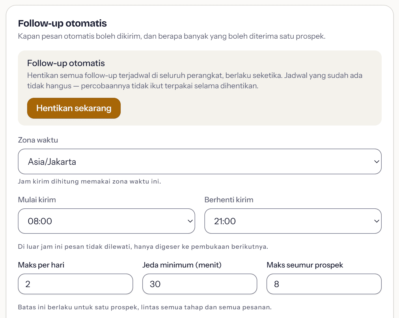 Bagian Follow-up otomatis di Pengaturan: zona waktu, jam mulai dan berhenti kirim, dan batas jumlah