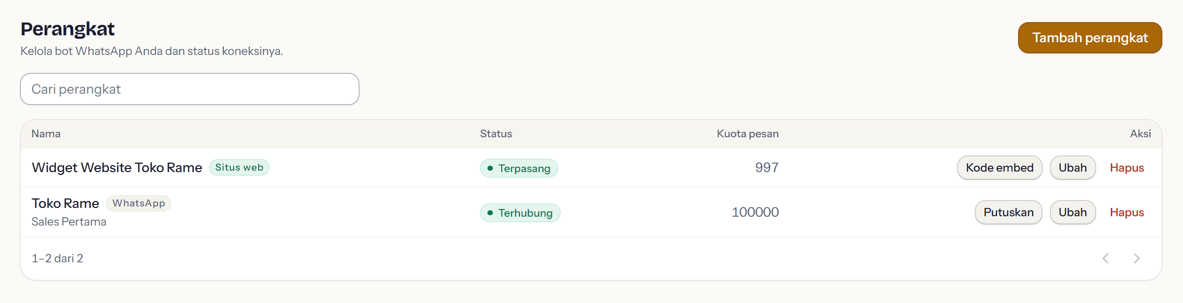 Halaman daftar Perangkat dengan tombol Tambah perangkat di kanan atas, dan dua perangkat terdaftar: satu Situs web berstatus Terpasang, satu WhatsApp berstatus Terhubung