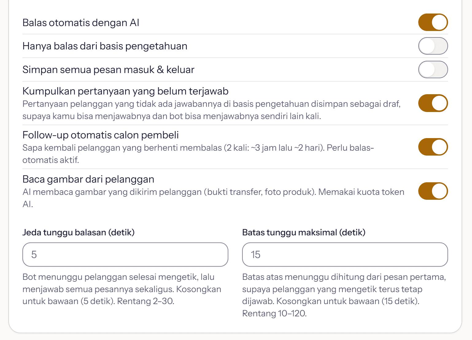 Bagian Perilaku AI pada halaman ubah perangkat: saklar Balas otomatis dengan AI dalam keadaan nyala, lalu Hanya balas dari basis pengetahuan, Simpan semua pesan, Kumpulkan pertanyaan belum terjawab, Follow-up otomatis, dan Baca gambar — diikuti kolom Jeda tunggu balasan dan Batas tunggu maksimal